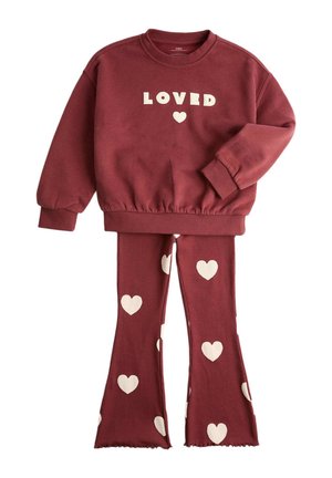 Bordowa bluza dziecięca z "LOVED" i białym sercem, w zestawie z dopasowanymi bordowymi rozszerzanymi spodniami z białymi nadrukami serc.