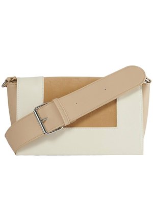 Rechteckige beige und cremefarbene Umhängetasche mit breitem verstellbarem Riemen und silberner Schnalle, mit Wildlederpaneel auf der Vorderseite.