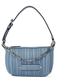 Vaaleansininen laskostettu käsilaukku, joka on valmistettu sileästä materiaalista. Siinä on hopeinen ketjuhihna ja musta olkahihna. Brändilogot etupuolella.