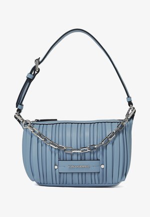 Jasnoniebieska plisowana torebka wykonana z gładkiego materiału, z srebrnym łańcuszkiem na ramię i czarnym paskiem na ramię. Logo marki z przodu.