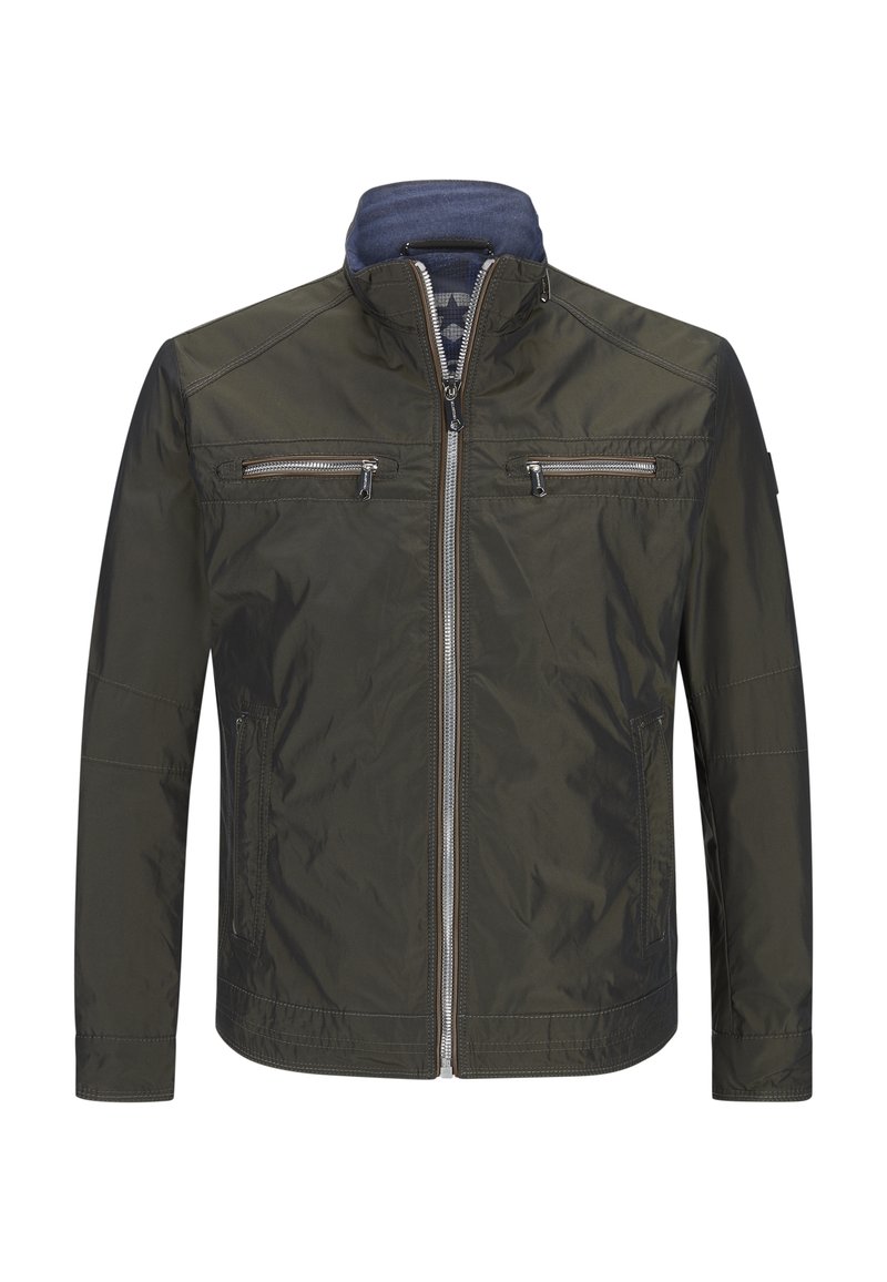 Giacca verde oliva con chiusura a zip frontale, due tasche sul petto e un colletto blu texturizzato. Presenta un materiale liscio e leggero e una vestibilità su misura.