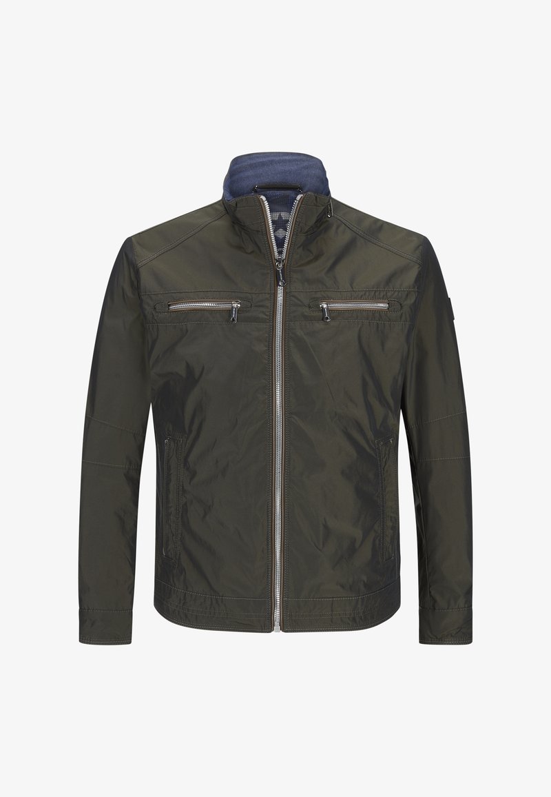 Giacca verde oliva con chiusura a zip frontale, due tasche sul petto e un colletto blu texturizzato. Presenta un materiale liscio e leggero e una vestibilità su misura.