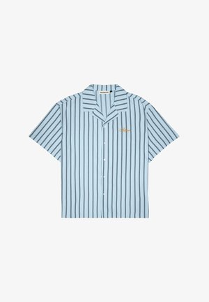 Šviesiai mėlynas trumpųjų rankovių marškiniai su juodomis vertikaliomis juostelėmis, turintys išpjautą apykaklę ir mažą išsiuvinėtą logotipą ant krūtinės.