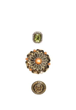 Drei dekorative Knöpfe auf weißem Hintergrund: grüner Edelstein mit klaren Steinen, goldene florale mit orangen Perlen und rundes goldenes Wappen-Design.