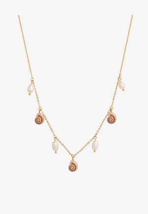 Collana in oro con cinque pendenti: due conchiglie di lumaca e tre perle bianche, con texture liscia e dettagli intricati.