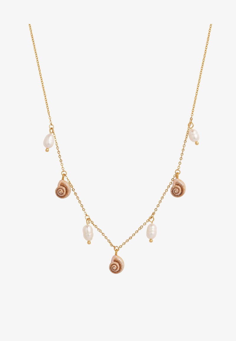 Guld kædedyse med fem hængende vedhæng: to sneglehuse og tre hvide perler, med glat tekstur og intrikate detaljer.