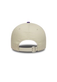Beige beisbola cepure ar noapaļu kroni un regulējamu siksnu. Iezīmējas ar purpura akcentu uz augšējā pogas un ventilācijas acīm sānos.
