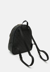 Svart lær ryggsekk med teksturert design, rund topp, justerbare stropper og en frontlomme med glidelås. Subtil logo-mønster gjennom hele.