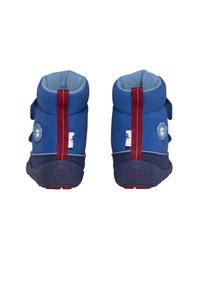 Bottines en daim bleu avec des accents rouges, dotées d'une bride en Velcro et d'une semelle en caoutchouc texturée. Comprennent un emblème de logo sur le côté.