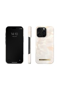 Telefoonhoes met een glanzende afwerking, voorzien van een wit en lichtroze gemarmerd patroon, verfraaid met een gouden logo aan de onderrand.