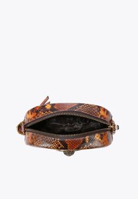 Ronde bruine en zwarte tas met een slangenhuidpatroon. Voorzien van een gouden rits en trekhaaldop. Van binnen gevoerd met een donkere bedrukte stof.