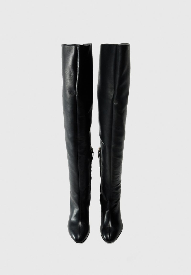 Schwarze Overknee-Lederstiefel mit glatter Oberfläche, spitzen Zehen und seitlichen Reißverschlüssen. Sie verfügen über ein eng anliegendes Design für eine schlanke Silhouette.