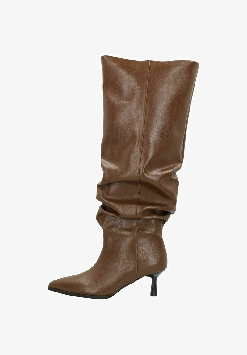 Bruine nep leren kniehoge laarzen met een slouch-ontwerp, puntige neus en een slanke, zwarte stilettohak. De textuur lijkt zacht en glanzend.