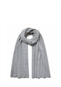 Szary szal wykonany z miękkiego materiału, charakteryzujący się gładką teksturą i zwiewnym krojem, bez widocznych wzorów czy metalowych dodatków.
