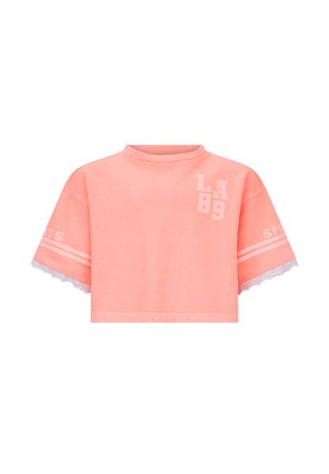 Koraalroze crop T-shirt met korte mouwen, kanten rand, "LA 89" opdruk op de borst en sportieve strepen met tekst op de mouwen.