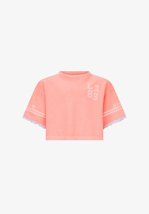 Koraalroze crop T-shirt met korte mouwen, kanten rand, "LA 89" opdruk op de borst en sportieve strepen met tekst op de mouwen.