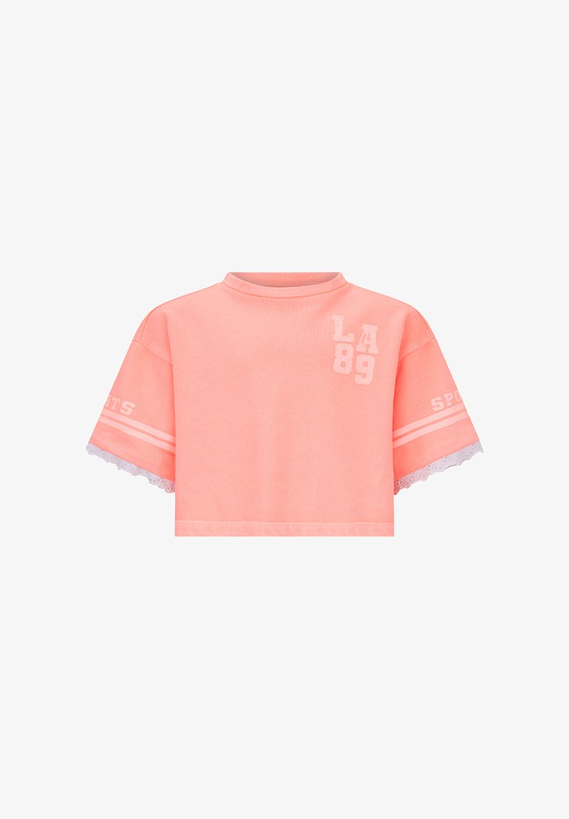 Koraalroze crop T-shirt met korte mouwen, kanten rand, "LA 89" opdruk op de borst en sportieve strepen met tekst op de mouwen.
