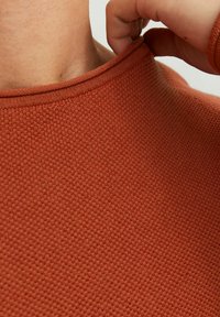 Jack & Jones JJEHILL CREW NECK  - Strickpullover - cinnabar