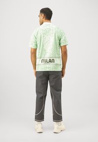 Puma AC MILAN  STATEMENT TRACK PANTS - Fanartikel - strong gray/fresh mint