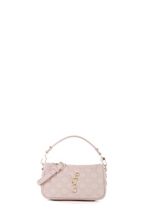 Borsa trapuntata rosa chiaro con manico superiore e tracolla rimovibile, caratterizzata da un logo "V 7 3" in metallo dorato sulla parte anteriore.