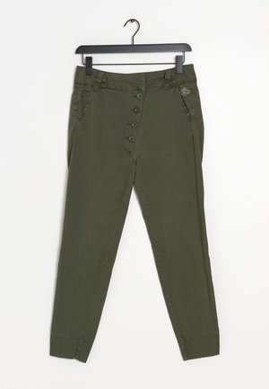Oliwkowe spodnie o slim fit, z pięcioma guzikami i dwoma bocznymi kieszeniami. Wykonane z miękkiego materiału o gładkiej fakturze i z podwiniętym dołem.