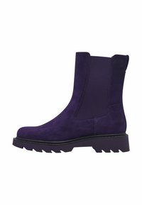 Bottine en suede violet avec des panneaux latéraux élastiques et une semelle en caoutchouc robuste. Silhouette élégante et finition texturée.