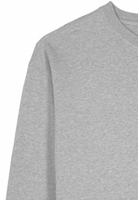 Sweat-shirt gris avec un col rond, des manches longues, et un tissu doux et texturé avec un léger effet chiné.