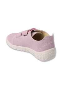 Różowe syntetyczne buty z dwiema zapięciami na rzep, teksturowaną cholewką, amortyzowaną wkładką i białą gumową podeszwą z wzorem w kompozytowe plastry.