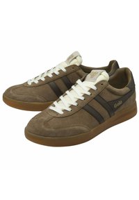 Een paar bruin suede Gola sneakers met witte veters, donkere zijstrepen en rubberen zolen van gom.