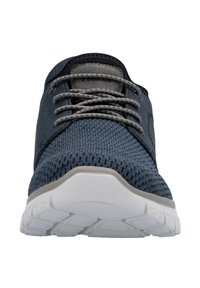 Chaussure de sport pour homme avec un dessus en maille bleu foncé, des lacets gris clair et une semelle en caoutchouc blanche avec des motifs de semelle distincts.