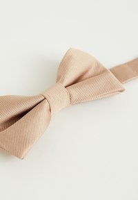 Barna csíkos csokornyakkendő, texturált anyagból, sima középső sávval. Állítható pánt, amely a nyak köré rögzíthető.