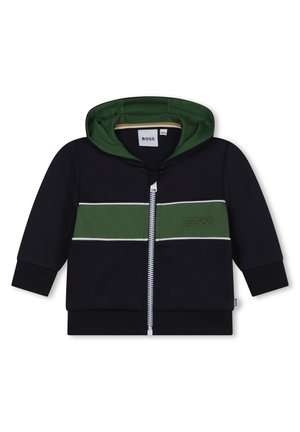 Zwarte zip-up hoodie met groene voering van de capuchon. Voorzien van witte en groene horizontale strepen over de borst. 'BOSS' logo geborduurd aan de voorkant.