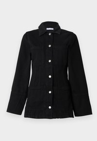 Μαύρο τζιν μπουφάν με γιακά, ασημένια κουμπιά τύπου snap, δύο μπροστινές τσέπες και εφαρμοστή σχεδίαση. Διαθέτει μακριά, μανίκια σε σχήμα καμπάνας.