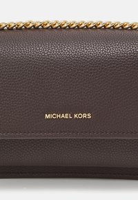 MICHAEL Michael Kors CLAIRE SHOULDER - Skulderveske - chocolate