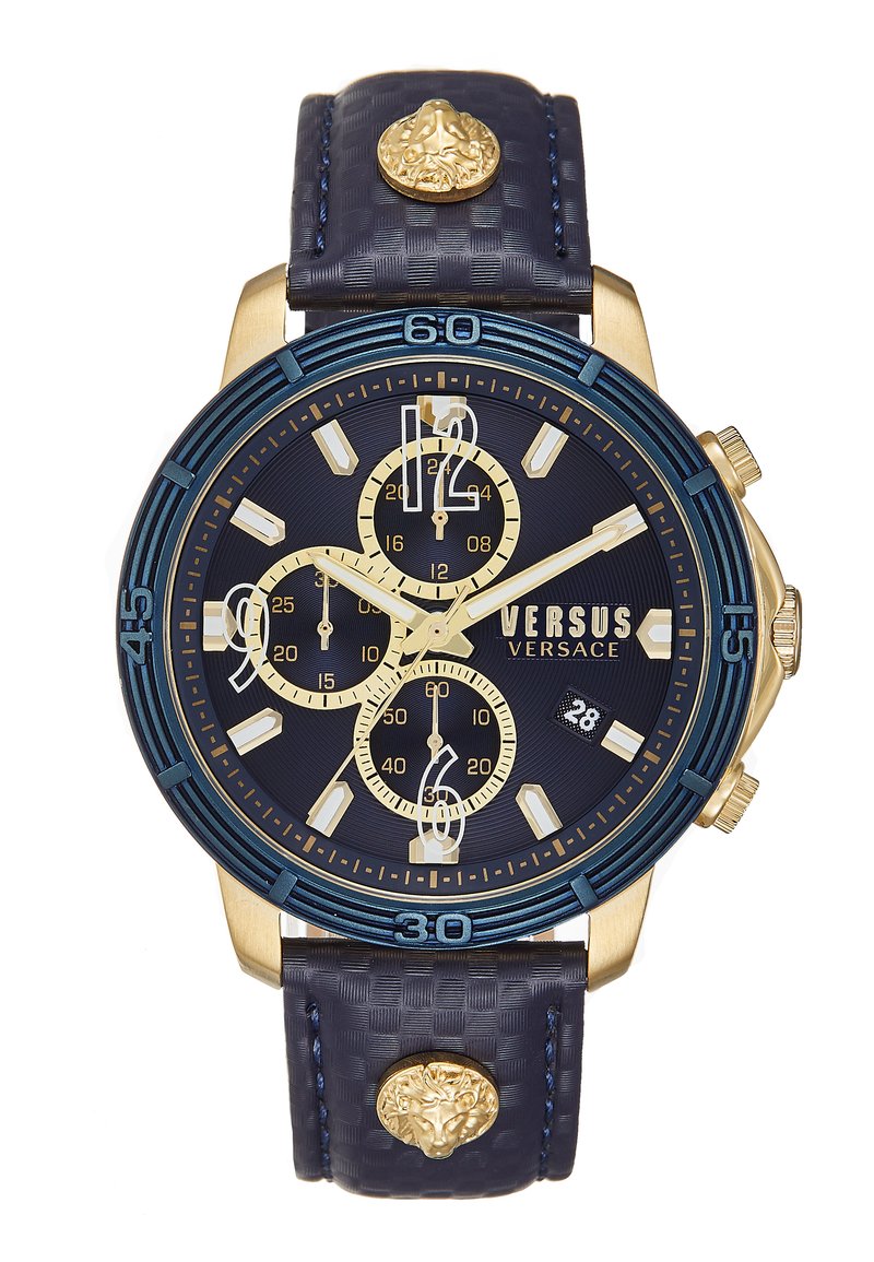 Montre en acier inoxydable doré avec un bracelet en cuir texturé bleu marine, une lunette bleue et plusieurs cadrans de chronographe. Présente un accent en forme de tête de lion.