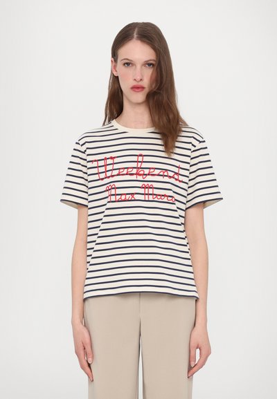 Stribet t-shirt i creme med marineblå horisontale striber. Har rød kursiv tekst "Weekend Max Mara" foran. Korte ærmer, rund hals.