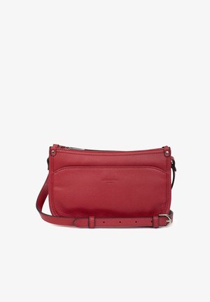 Rode leren schoudertas met een ritssluiting, platte voorkant en een verstelbare strap. Gladde textuur en minimalistisch ontwerp.