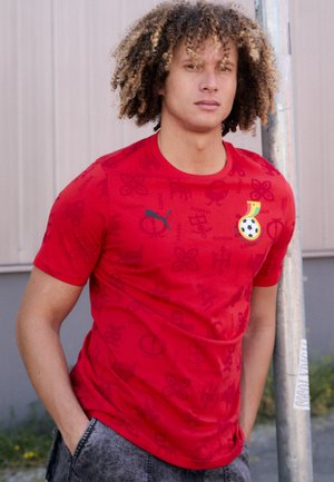 Rood t-shirt met korte mouwen van zachte stof, met een gelaagd ontwerp met patronen en een logo-patch, aangevuld met een ronde hals.