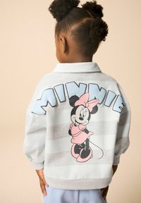 Szary sweter w paski z dużą grafiką Minnie Mouse w różowym i czarnym na plecach, z kołnierzykiem oraz ribbami przy mankietach.