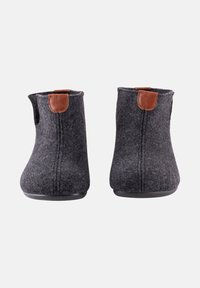 Grijze enkellaarsjes met een gladde zwarte zool, voorzien van een bruine leren accenten op de achterkant en stikseldetails aan de zijkanten.