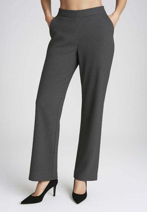 Pantaloni larghi grigi realizzati in tessuto liscio, con vita alta e tasche laterali, abbinati a tacchi neri a punta.