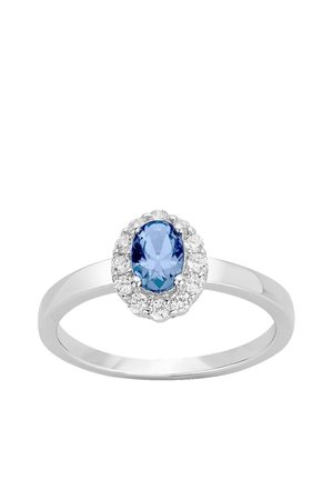 Anello in argento con una pietra centrale ovale di zaffiro blu circondata da un alone di piccoli diamanti chiari.