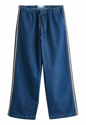 Weit geschnittene blaue Jeanshose mit elastischem Bund, Kordelzug, seitlichen Taschen und braunen sowie weißen Seitenstreifen.