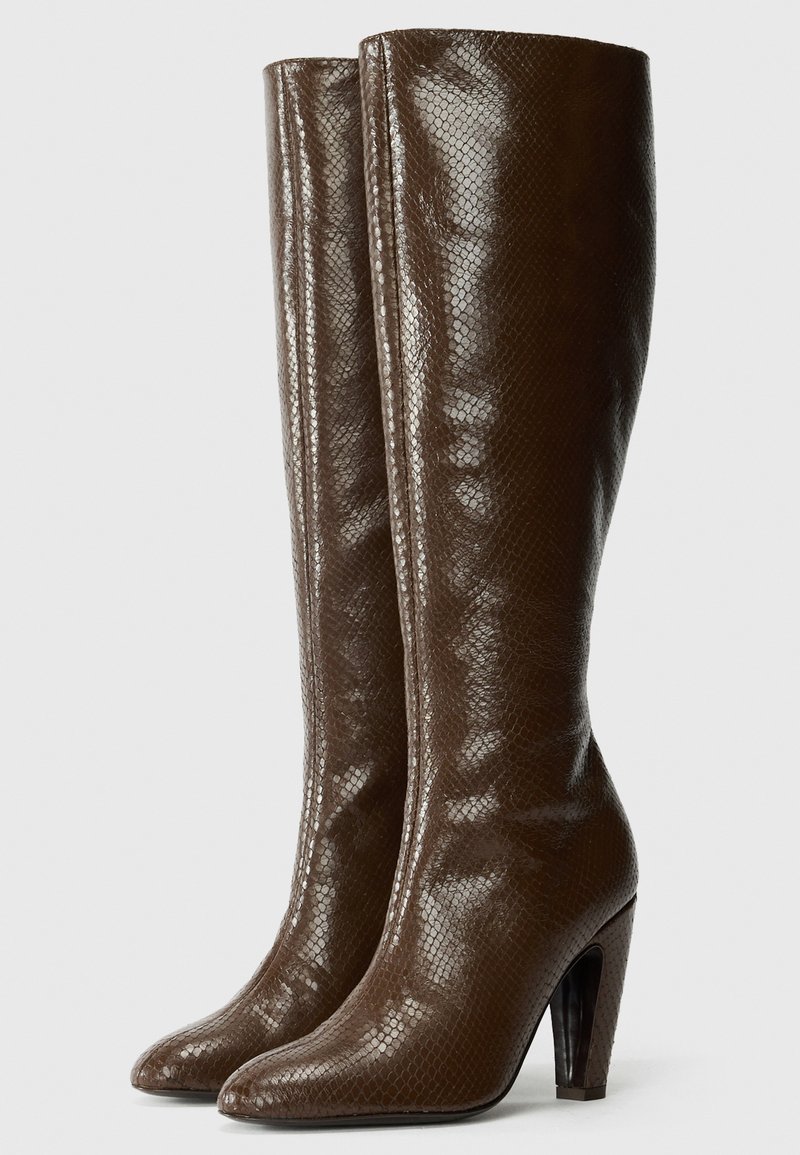 Knöchelhohe braune Lederstiefel mit Schlangenhauttextur, spitzer Zehenform und hohem Stiletto-Absatz, die ein schlankes Design mit sichtbaren Nähten aufweisen.