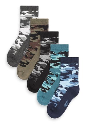 Set di cinque calzini con motivi camouflage in tonalità di grigio, verde, nero e blu. Ogni calzino ha un bordo a coste e una texture morbida.
