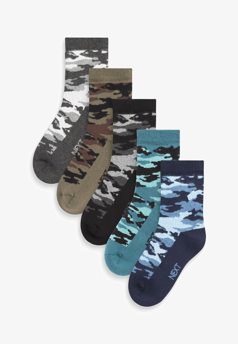 Ensemble de cinq chaussettes présentant des motifs camouflage dans des teintes de gris, vert, noir et bleu. Chaque chaussette a un bord côtelé et une texture douce.