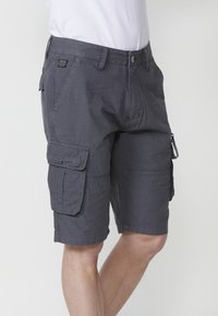Grijze cargoshorts van lichtgewicht stof met meerdere zakken, een ritsaccent en een relaxte pasvorm. Gedetailleerde stiksels zichtbaar.