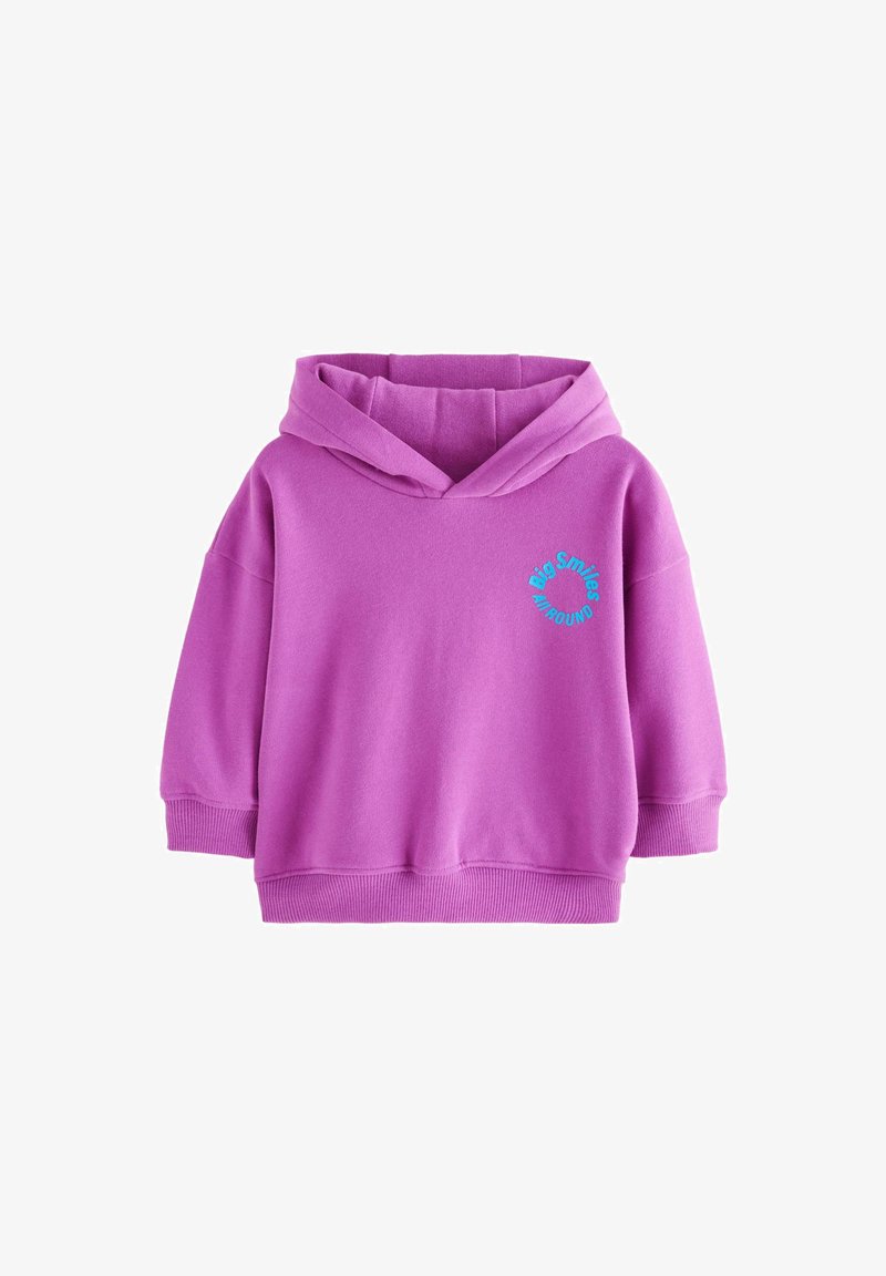Lila Kapuzenpullover aus weicher Stoffqualität, mit einer vorderen Kängurutasche, gerippten Bündchen und einem blauen Logo-Druck auf der Vorderseite.