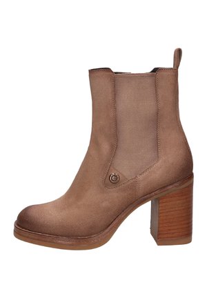 Bottine en daim marron avec un panneau latéral élastique, un talon bloc en bois, un bout rond, et une languette à l'arrière.