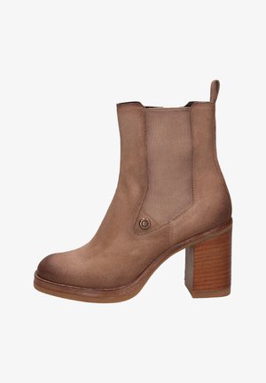 Bottine en daim marron avec un panneau latéral élastique, un talon bloc en bois, un bout rond, et une languette à l'arrière.